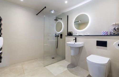 Cartws at Pentrecelyn - styilish barn conversion with large kitchen and outdoor space - Foto 25