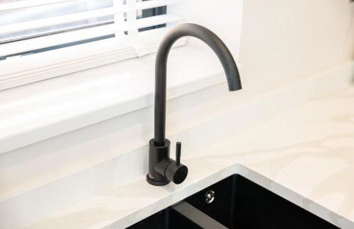 Luxury 4BDR House By Torr Property Group Short Lets & Serviced Accommodation With Free Gated Secure Parking & Private Patio Garden Liverpool - Foto 17