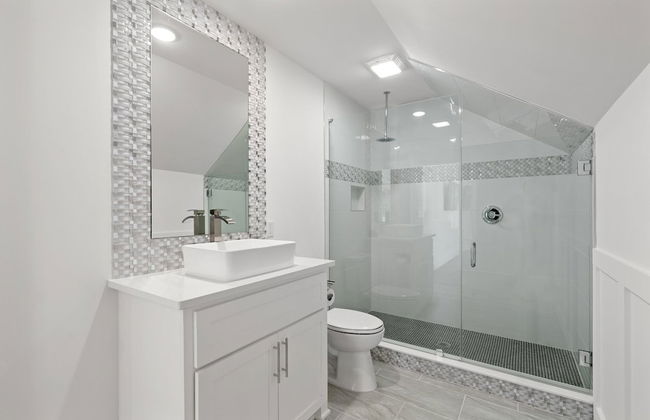 Brand NEW Expansive Coastal Home w/ Custom Furnishings Sleeps 15 - Foto 23