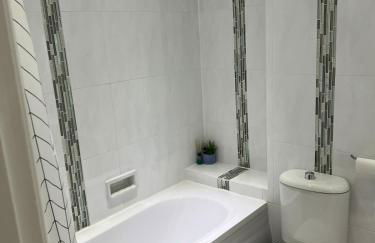 Penarth Station Renovated apartment - Photo 4