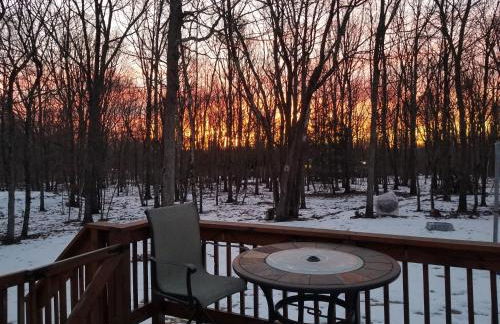 Serenity and Fun all in one in this Cozy Pocono Cabin - Foto 1