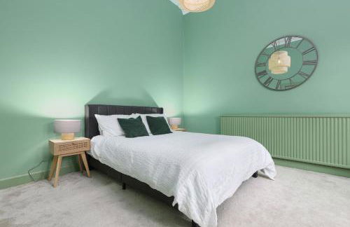 Extravagant 6 Bed Victorian Townhouse with Hot Tub - Photo 57