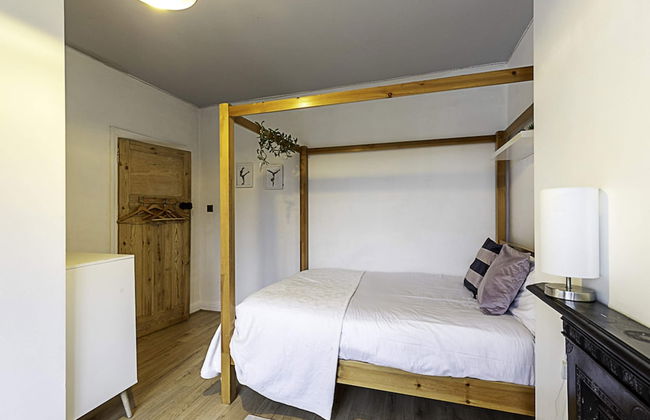 Gorgeous 4-bed Home With a Fireplace and Terrace - Foto 2