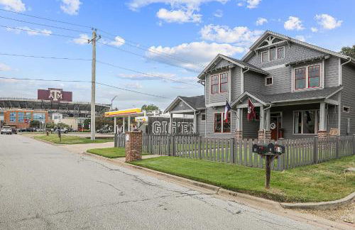 Luxury 5 BR 4 Bath, Hot Tub, Outdoor Kitchen, Across Street from Kyle Field! - Foto 29