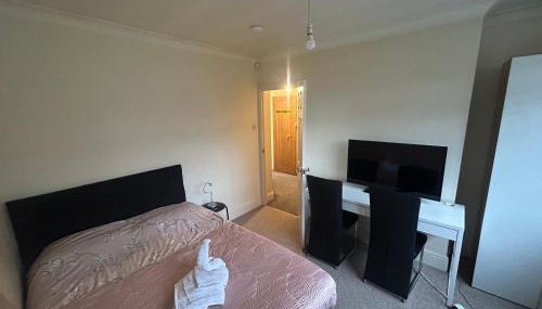 Eastcote London Retreat 3 min walk to Tube 30 min to central London , Free parking 3 cars, Private 1st Floor 2 Bedroom Suite 2 smart TVs with Fully Equipped Kitchen and Bathroom - Foto 4