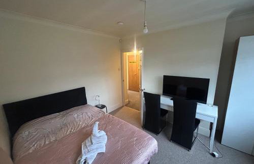 Eastcote London Retreat 3 min walk to Tube 30 min to central London , Free parking 3 cars, Private 1st Floor 2 Bedroom Suite 2 smart TVs with Fully Equipped Kitchen and Bathroom - Foto 4