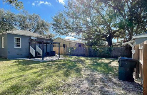 Dog-Friendly Yard! Walkable Dixieland District Gem - Foto 17