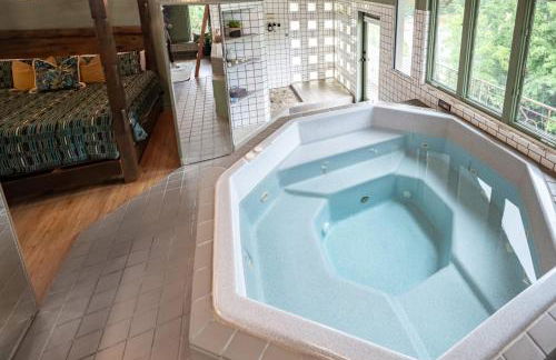 Downtown Bryan Treehouse Hot Tub and Peaceful Escape - Photo 36