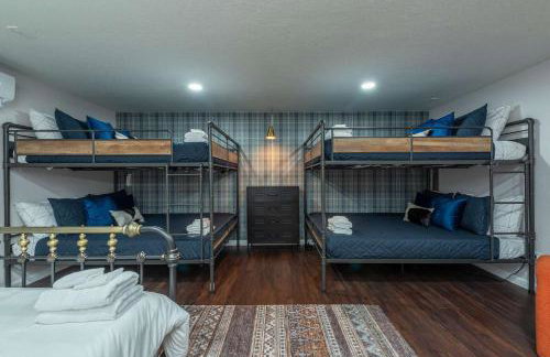 6 Br Cabin Hot Tub Fire Pit Min to Hatley Pointe - Foto 36