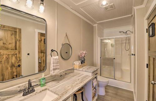 Lakefront Greers Ferry Cabin with Covered Boat Slip! - Foto 16