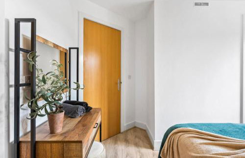 30 percent off! Stylish 2 Bed 2 Bath Abode with Parking - Foto 25