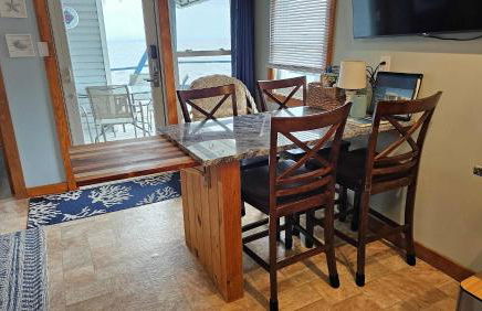 ZaLo House Waterline cabin with Hot Tub Pets - Foto 3