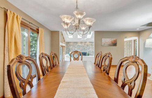 Private Lakefront Oasis - 5 Bedroom, Private Dock, & Firepit - Foto 7