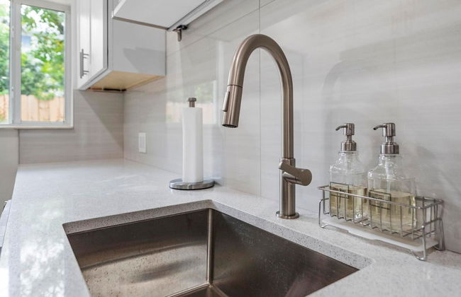 Uhost AI Stylish 1BR Bright Space w Patio - Foto 16