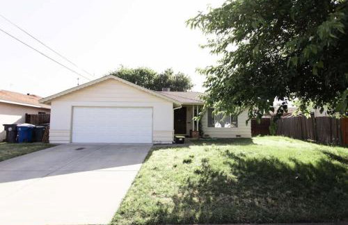 SunHouse 1410sqft BBQ 3xTVs Pets W/D Backyard - Photo 10