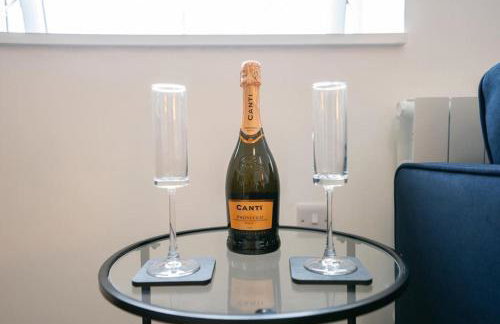 Luxury 1-Bed Flat - Free Parking - Photo 8