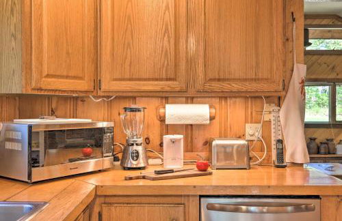 1 Mi to Downtown BBH Coastal Cabin with Deck and Yard - Foto 10