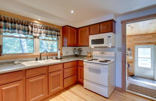 Cozy Lakefront Cabin with Indoor Gas Fireplace! - Foto 12