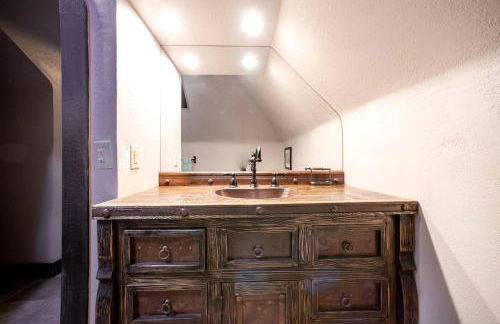 Castle Gatehouse Rental for a Unique Getaway near Bolton Landing, New York - Foto 26