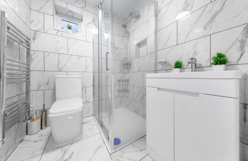 Lovely 4-BR Home In Leyton - Sleeps 14, Near Tube, Arcade, 100inchTV - Foto 69