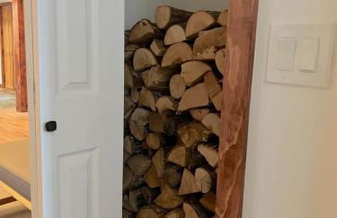 Stylish Mountain Chalet 15mins to Gore Mountain , Large Hot Tub, Playroom & Large Heated Pool - Foto 59