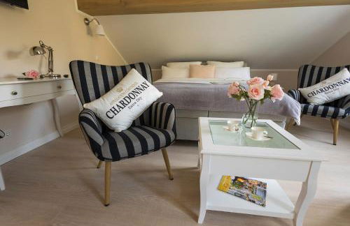 Nostalgie-Nest mit Boxspringbett - Foto 1