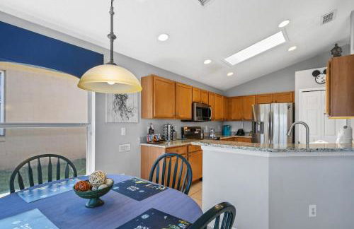 Wheelchair accessible Lakeview 4BR house with pool spa themed rooms game room - Foto 18