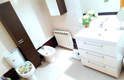 Piso amplio de 3 habitaciones, calefacción, ascensor y parking - Foto 10