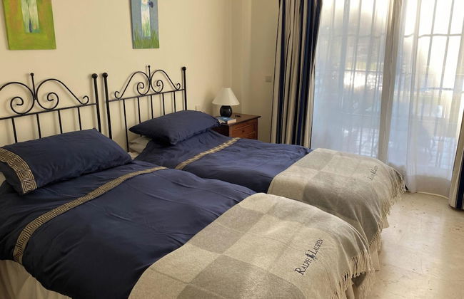 2 Bed Apartment Sleeps 4 - Pool Access - Garden - Foto 1