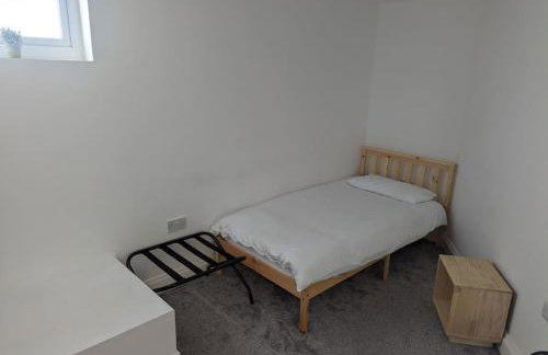 Flat with great transport links - Photo 3