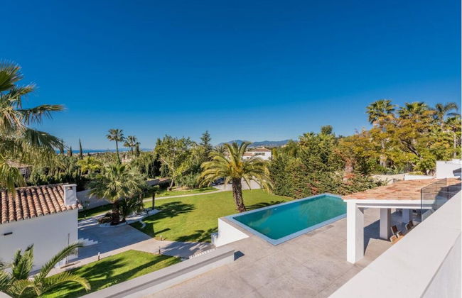 Magnificent And Modern Decorated Villa - Photo 36