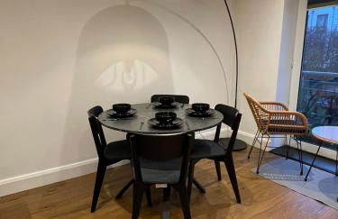 1 bedroom city centre apartment with free parking - Foto 17