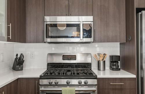 Walkable Rooftop Retreat 2BR, Workspace & BBQ - Foto 12