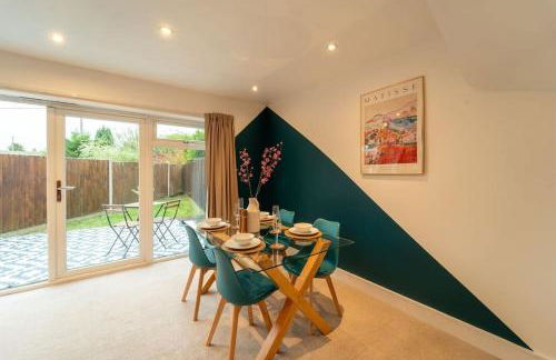 Perfect Getaway 3 Bedroom Home with Fast WiFi & Parking - Photo 23