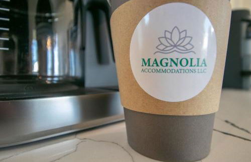 Steps Away from Cruisin' the Coast , Gulfport 2BR, Game Room, and Free Parking - Foto 23