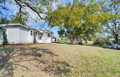 Mid-Century Lakeland Home with Game Room! - Foto 31