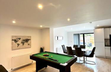 Manchester 2BR Luxe Lounge, Hot Tub, Pool Table - Photo 9