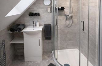 Beautiful cosy attic studio flat king size bed in central Beeston in Nottingham - Photo 5