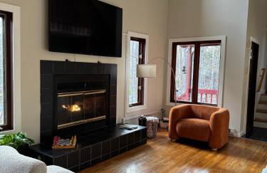 Poconos Chalet -Kayaks- HotTub-Karaoke-Lake - Foto 8