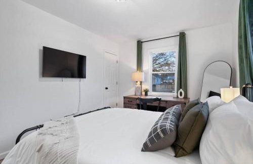 Urban Oasis Cozy Home Near Downtown with Game Room and Firepit - Foto 16