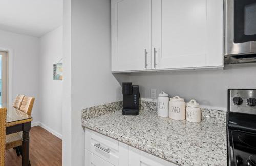 Bay Breeze Bungalow by Miss Kitty’s - Foto 28