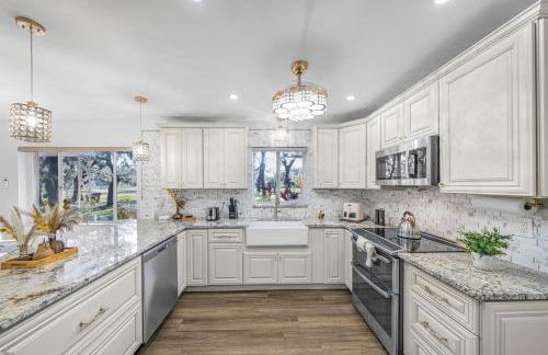 Stunning Gem Home w Heated Salt Pool & Game Room - Foto 4