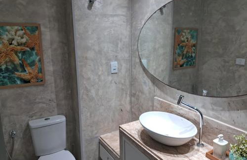 FLAT ENCANTADOR A UM PASSO DA PRAIA - Foto 43