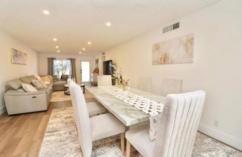 Luxury Oasis Getaway w/pool 15 mins from beach - Foto 12