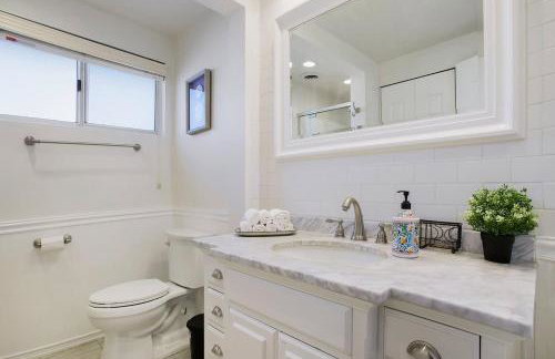 Charming Villa with Backyard Oasis Close to Beach - Foto 12