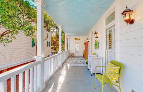 Charleston-style cottage w/ lovely decks, steps to the beach & pools - Foto 27