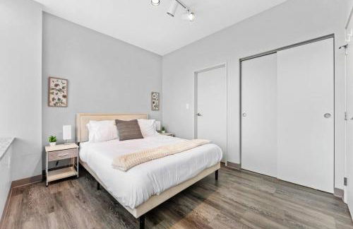 Near DT & CLE Clinic Queen Bed Wi-Fi Parking - Foto 8