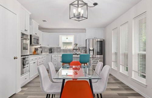 Newly remodeled 5BR 3BA w/pool 16 ppl - Photo 13