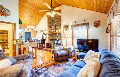 Scenic Marble Cabin with Fire Pit! - Foto 1