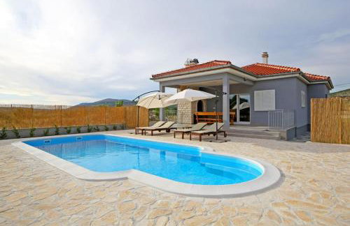 Modern Guest House Rak with beautiful pool - Photo 9